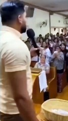 'Hagamos la voluntad de Dios': pastor pide a feligreses un Iphone 17 en pleno culto