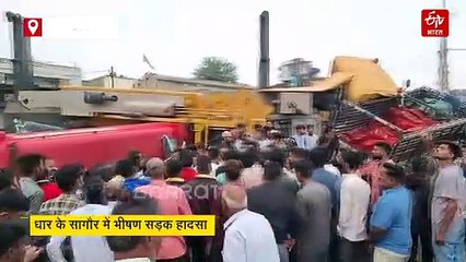 धार में पिकअप पर पलटी क्रेन, दबे कई वाहन, 2 की मौत और कई घायल