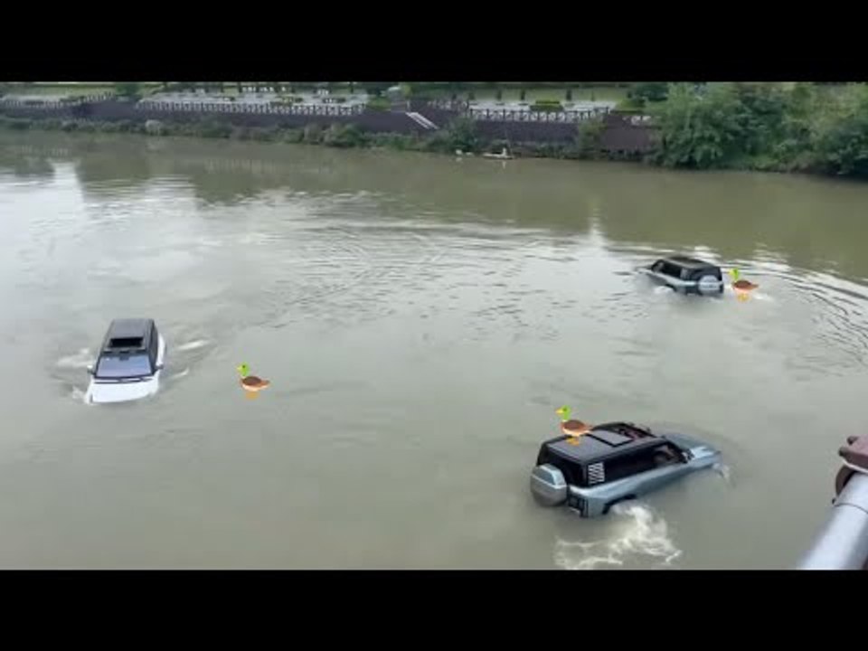 BYD Yangwang U8: Drei Luxus-SUVs gehen zeitgleich Baden | unglaublich