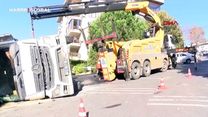 Adres Beşiktaş: Yükünü boşaltan hafriyat kamyonu devrildi