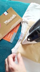 Comment poser une étiquette thermocollante sur un vêtement au fer à repasser.