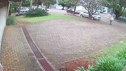 Câmera de segurança registra acidente com cinco veículos no Centro de Cascavel