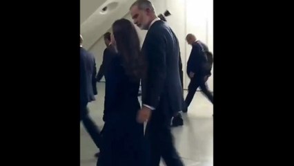 El gesto del rey Felipe con la reina Letizia