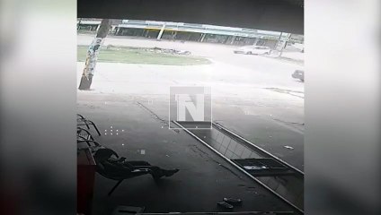 VIDEO: Aparatoso accidente entre un auto y una moto en el ‘Plan’