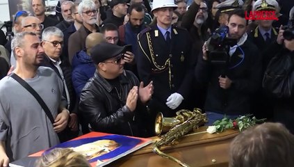 Funerali James Senese: folla commossa per l'ultimo saluto, il suo sax sopra la bara
