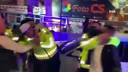 Kimliğini Vermek İstemedi, Polisle Yumruk Yumruğa Kavga Etti!