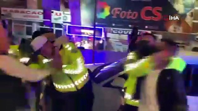 Kimliğini Vermek İstemedi, Polisle Yumruk Yumruğa Kavga Etti!