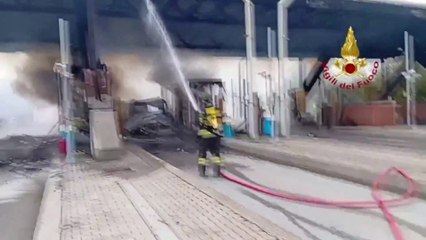 Incendio sulla A21, in fiamme casello autostradale di Brescia Sud