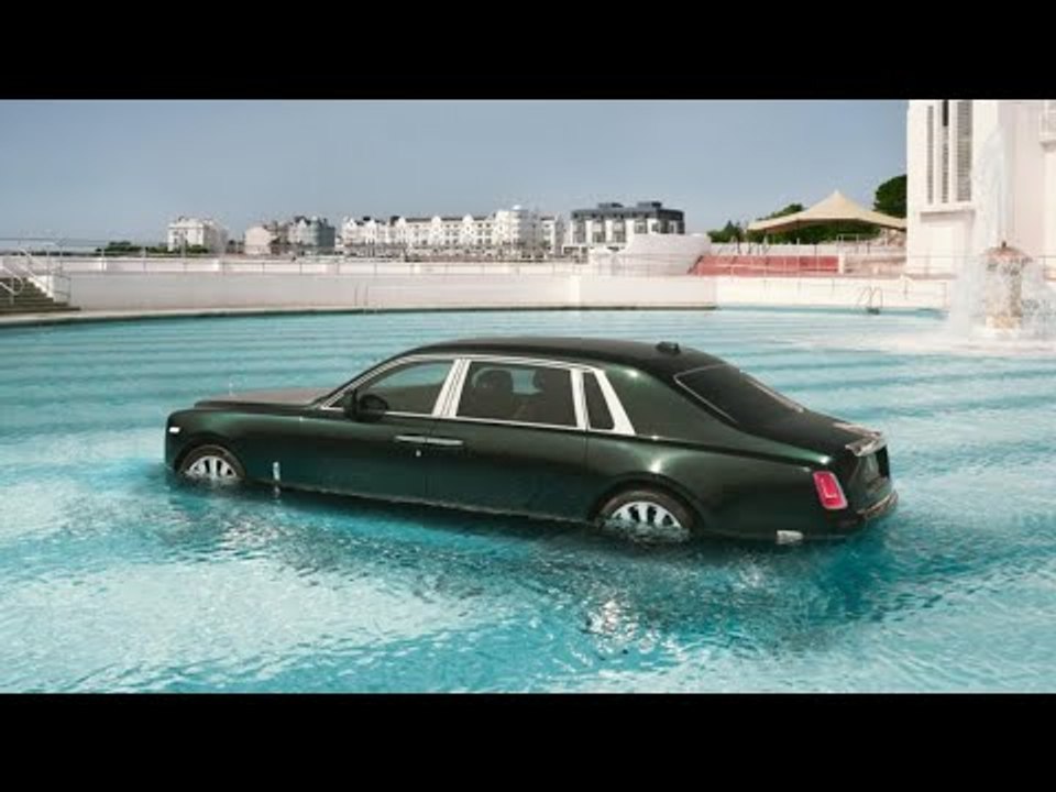 Rolls-Royce Phantom im Tinside Lido Pool in Plymouth am Ärmelkanal