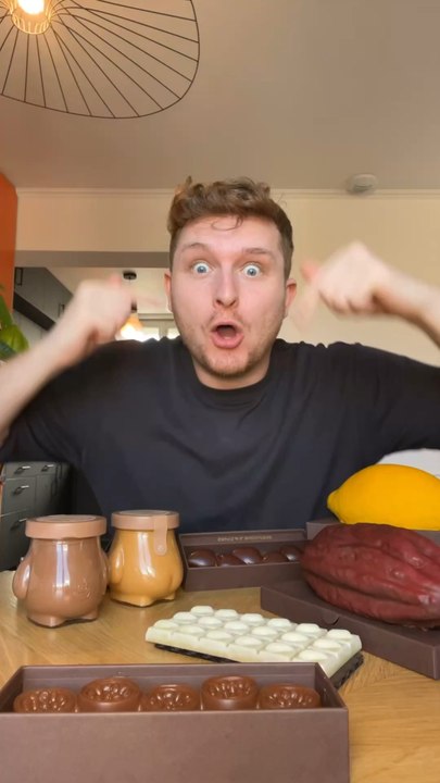 Cédric et la chocolaterie 😱😍✨Une chocolaterie ultra gourmande avec plein de saveurs différentes comme mangue, passion, ou encore pistache 😍La noix de coco était en rupture 😭 mais la prochaine fois je goûte chocolat blanc noix de coco, obligé 😂✨