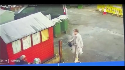 Una abuela de 68 años identificada como Susan Varley fue atacada con agua hirviendo por su vecina cuando caminaba junto a su nieto de cuatro años rumbo a la escuela, en la localidad de Morley, West Yorkshire