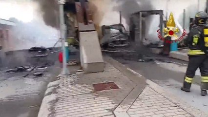 Va a fuoco camion carico di gomme, in fiamme il casello Brescia sud della A21: il video