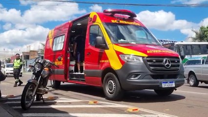 Mulher fica ferida em colisão entre Polo e motocicleta em Cascavel