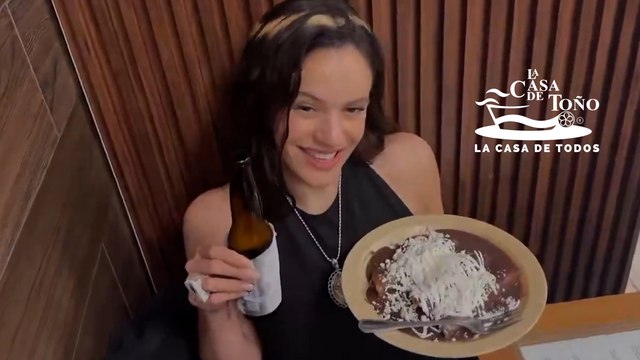 Rosalía disfruta de la comida mexicana en su visita a CDMX
