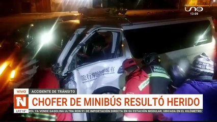 ACCIDENTE DE TRÁNSITO, CHOFER DE MINIBÚS RESULTÓ HERIDO