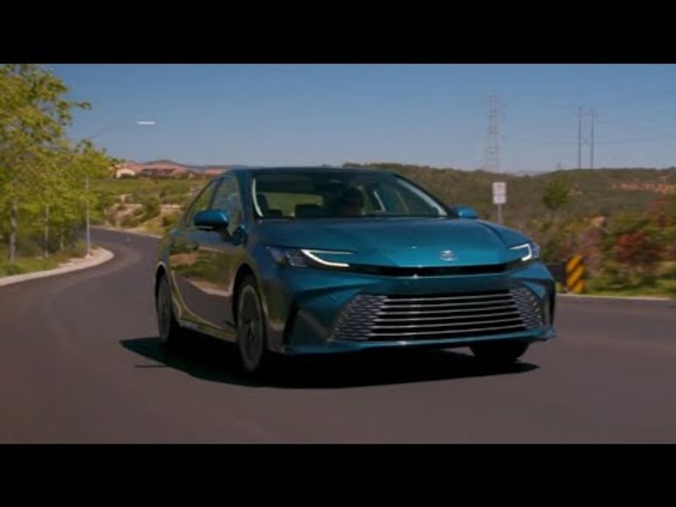 2026 toyota camry xle awd in ocean gem – fahraufnahmen