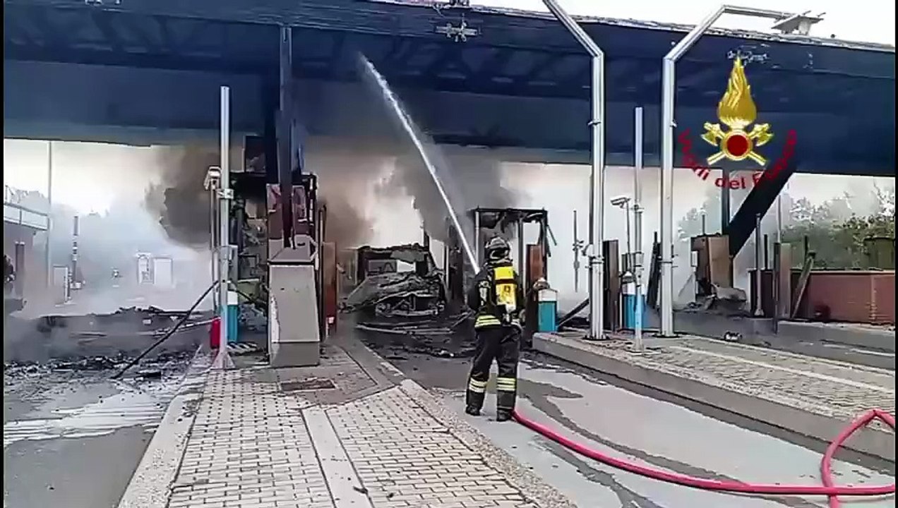 Incendio al casello Brescia Sud della A21, traffico bloccato: il video del rogo che divora la cabina