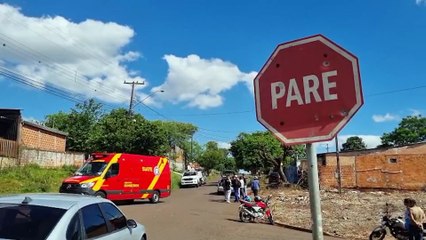 Motociclista fica ferido após colisão com Celta no bairro Morumbi, em Cascavel