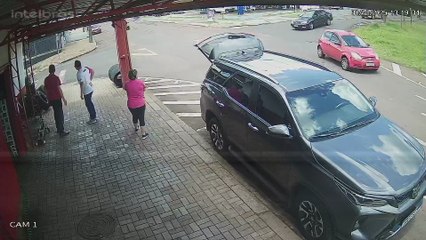 Câmera de segurança registra momento do acidente que deixou uma mulher ferida