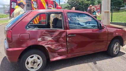 Gol e Renegade se envolvem em forte colisão na rotatória das Avenidas da FAG e Brasil