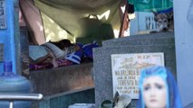 Philippines : des habitants démunis tentent de survivre dans un cimetière
