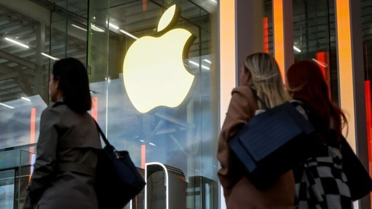 Apple iPhone Sales Are a 'Little Light': D.A. Davidson's Luria
