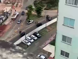 VÍDEO: Moradores se assutam com troca de tiros entre PM e suspeitos em bairro de Salvador