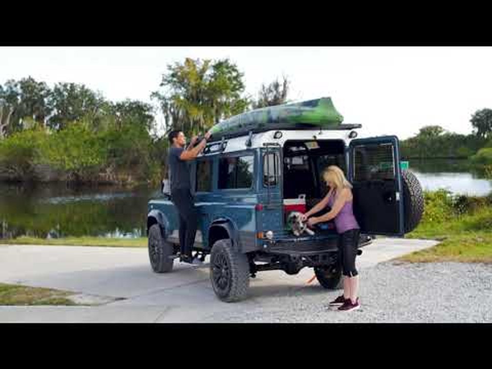 Restomod Land Rover Defender 110 in Arles Blue (Project Galena | D110) mit V8-Power von E.C.D.