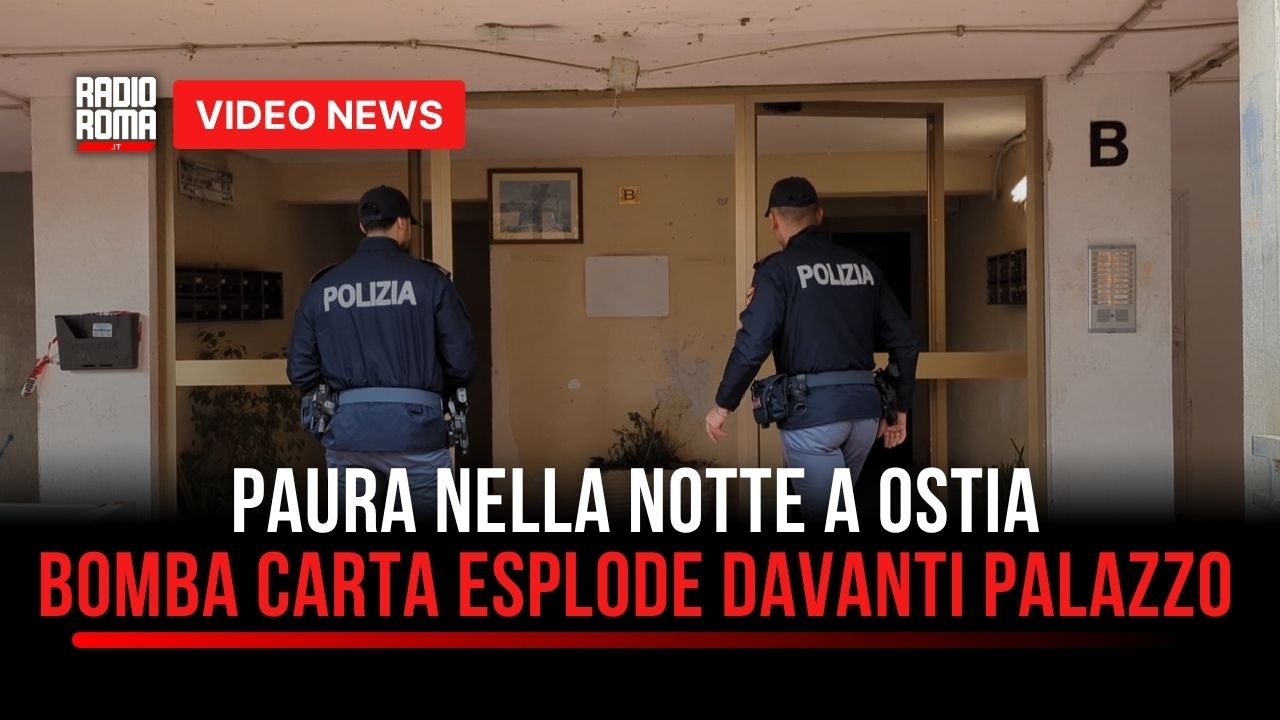 Bomba carta esplode nella notte a Ostia ponente: devastato androne palazzo