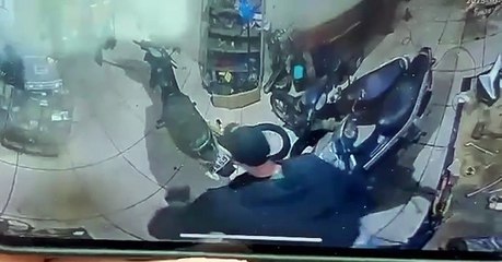 Câmera registra homem furtando oficina de motos em Cafezal do Sul