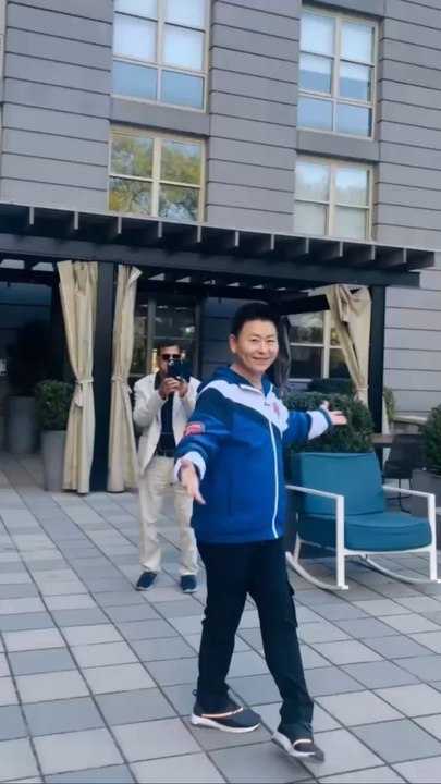 Nelson Wang began a new life on Roosevelt Island, The Octagon in Manhattan in April 2025. With a heart full of gratitude, he presented himself with an energetic, confident, cheerful and sunny image, thus giving the outside world a fresh understanding of