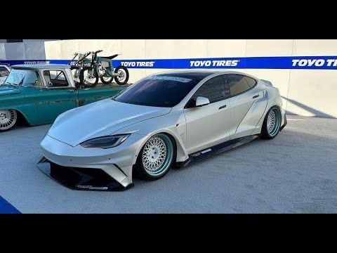 2023 Tesla Model S Plaid mit Widebody-Kit von Competition Carbon zur SEMA 2022
