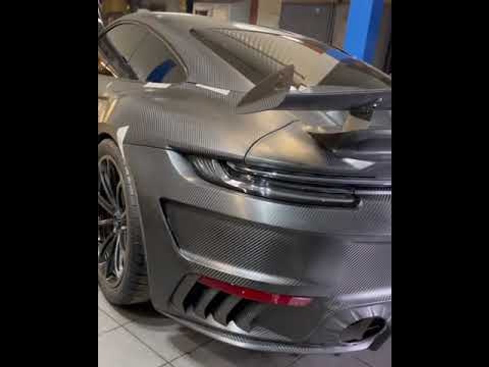 Porsche 911 (992) mit Stinger GTR Carbon Edition Kit (Modell 2022) vs. Serienfahrzeug