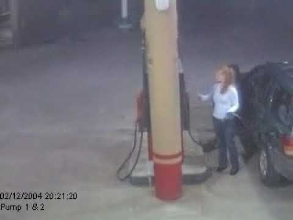 Elektrostatische Entladung beim Tanken vom Fahrzeug mit Feuer an der Zapfsäule!