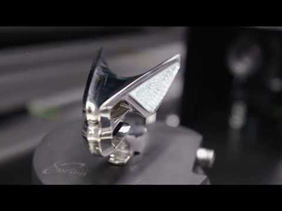 BENTLEY-LOGO “FLYING-B” - so entsteht das Edelstahl-Emblem in Handarbeit!