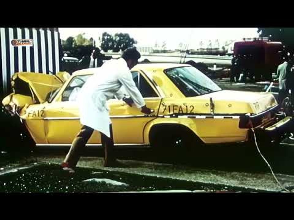 Mercedes Crashtest 1974 | expermimentelles Sicherheitsfahrzeug ESF 24 (W 116) beim Frontalaufprall