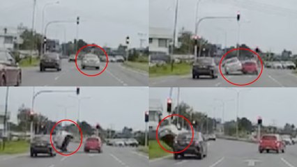 黄灯加速撞前方车翻覆