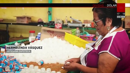 En Oaxaca, mujeres zapotecas realizan velas para el Día de Muertos