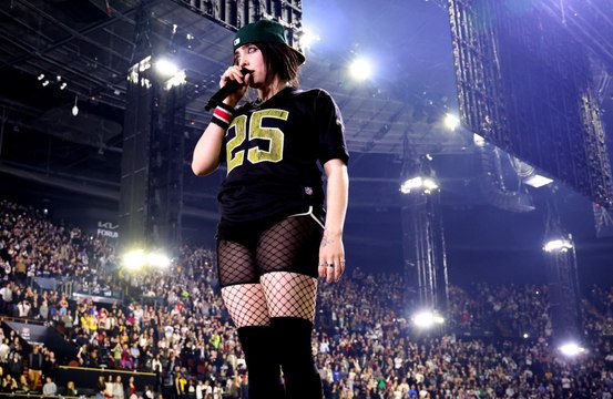 ビリー・アイリッシュ、大ヒット曲『バーズ・オブ・ア・フェザー』リリースをやめるところだった！？