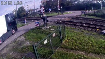 Tren meyve yüklü TIR'a çarptı: 5 yaralı!