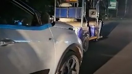 बीच रास्ते बंद हुई EV कार, वायरल हुआ वीडियो