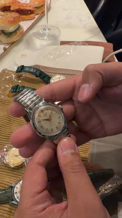 Qu’en penses-tu ⁉️Lip « NOS » des années 60/70. La grande époque de @montres_lip #horlogerie #lip #watches #montres