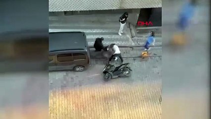 Sultangazi'de bir çift, kadının eski sevgilisi tarafından sokak ortasında darbedildi