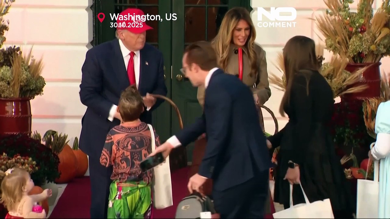 Trump und First Lady verteilen bei der Halloween-Feier im Weißen Haus Süßigkeiten