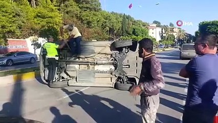 Park halindeki araçlara çarpıp yan yatan otomobilin sürücüsü yaralandı