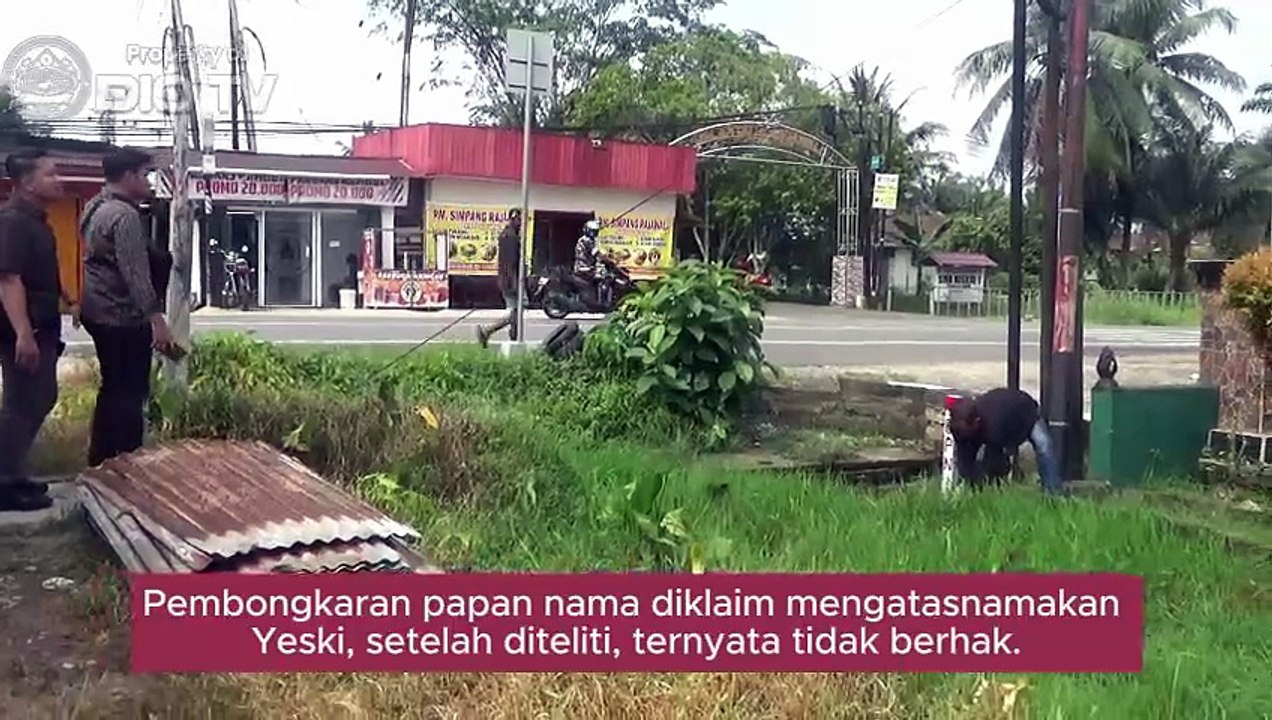 Polres Kubu Raya, Kalbar, saksikan pembongkaran pemagaran tanah milik Karim Ongkowidjaja di Desa Parit Baru, Kecamatan Sungai Raya, Kabupaten Kubu Raya, Jumat, 31 Oktober 2025