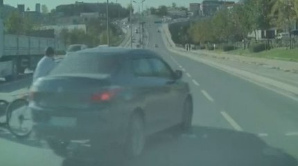 Otomobil kırmızı ışıkta geçti; bisikletli çocuklar kıl payı kurtuldu