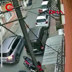 İstanbul - Beyoğlu'nda ortaokul öğrencisi arkadaşını boynundan bıçakladı; o anlar kamerada