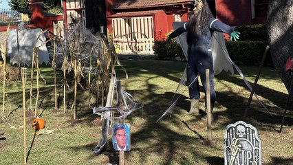 El 'comisario sanchista' Jesús Cintora (TVE) señala a un vecino de Avilés por tener su jardín decorado con fotos de corruptos del PSOE