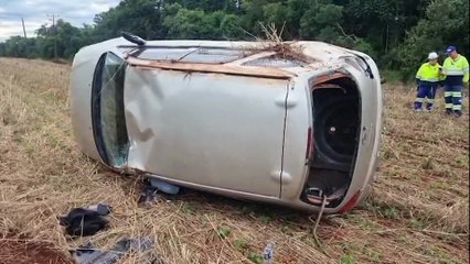Motorista sai ileso após Toyota Vitz capotar na BR-277, em Santa Tereza do Oeste